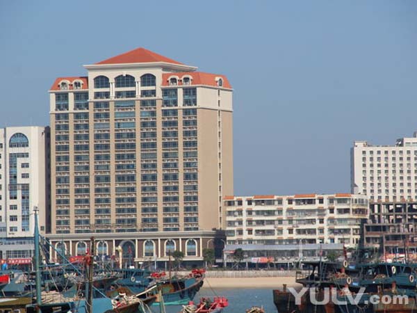 【办理入住方式】请携带一人一身份证/护照/回乡证,在酒店前台报姓名及证件办理入住。 【酒店须知】1、每日15:00之后入住,次日12:00之前退房,超时将加收房费,具体费用以酒店当日挂牌价为准,详情请咨询柜台。2、入住时需交押金(以酒店为准),退房时如无物品损坏或其它消费,押金将如数退还。3、每间房最多2名成人入住。1.
